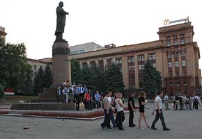 Lenin Square, Dnepropetrovsk; 2005-05, (C) Seiji Yoshimoto