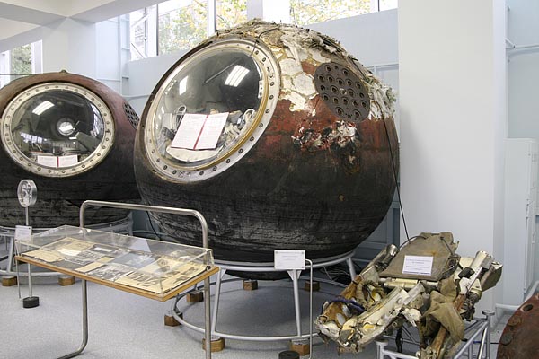Descent module of Vostok -6 (center) and catapult armchair of Tereshkova (right) 2006-10 (C) Seiji Yoshimoto