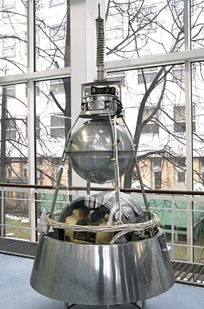 Sputnik-2 with a Laika dog and instrumentation for measuring, 2007-03 (C) Seiji Yoshimoto