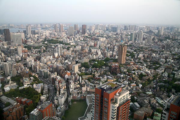 Odaiba and Shinagawa viewed from Roppongi Hills Tower, Tokyo, 2006-05, (C) Seiji Yoshimoto